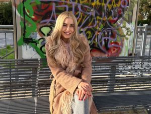 Jenny_Stella Porno Video: Aua! Stief!- Daddy! Dein schw**z ist zu groß! Bitte SCHWÄNGERE mich nicht so HART und TIEF rein!