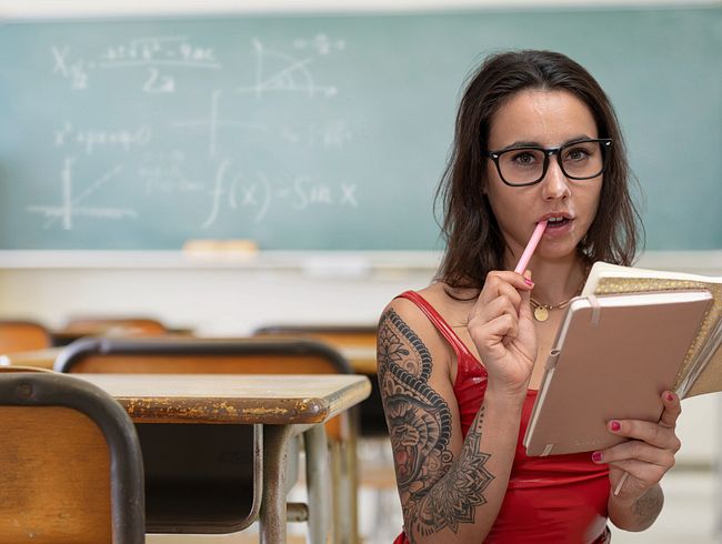 Jenny_Stella Porno Video: DIE TOTALE schw**z-ERZIEHUNG! VON DER BERUFSCHUL-SCHLAMPE zur strengen LEHRERIN! Traust du dich?