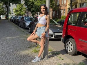 Jenny_Stella Porno Video: FSK 21+! DIE GEILSTE STRASSEN-HOBBYNUTTE! AO 3-LOCH-pi**-stu*e! DU kannst ALLES mit mir machen!