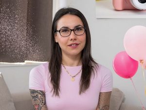 Jenny_Stella Porno Video: Mein 18. GEBURTSTAG – die GANZE WAHRHEIT! ERWISCHT – mehrfach BESAMT & mit dem STOCK GEZÜCHTIGT!