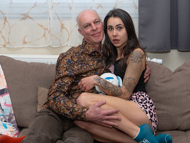 Jenny_Stella Porno Video: PREMIERE! OLD & YOUNG! DADDYs alter FREUND fi**T meine lö**er BLANK ana*! sper*a- oder Popo-Maus?