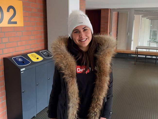 Jenny_Stella Porno Video: Sloppy bl*wjob für den ana*-PROFESSOR! Studentin lässt sich in den Popo fi**en